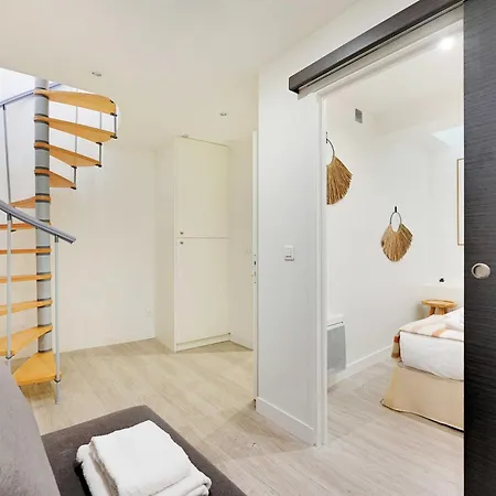 For 4, Between Opera And Montmartre *